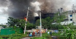 জনগণের ক্ষোভের আগুনে পুড়ছে সাবেক আওয়ামী মন্ত্রী গোলাম দস্তগীর গাজীর কারখানা