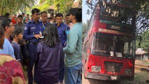 পিকনিক বাসে বিদ্যুৎস্পৃষ্টে    তিন  শিক্ষার্থীর মৃত্যু