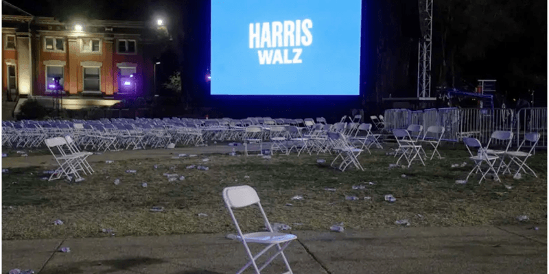 জনশূন্য কমলা হ্যারিসের সমাবেশস্থল,পড়ে আছে চেয়ার