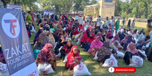 বন্যাদুর্গতদের মাঝে যাকাত ফাউন্ডেশনের সহায়তা প্রদান