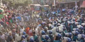 অটোরিকশা চালকদের সড়ক অবরোধ, পুলিশের সঙ্গে সংঘর্ষ