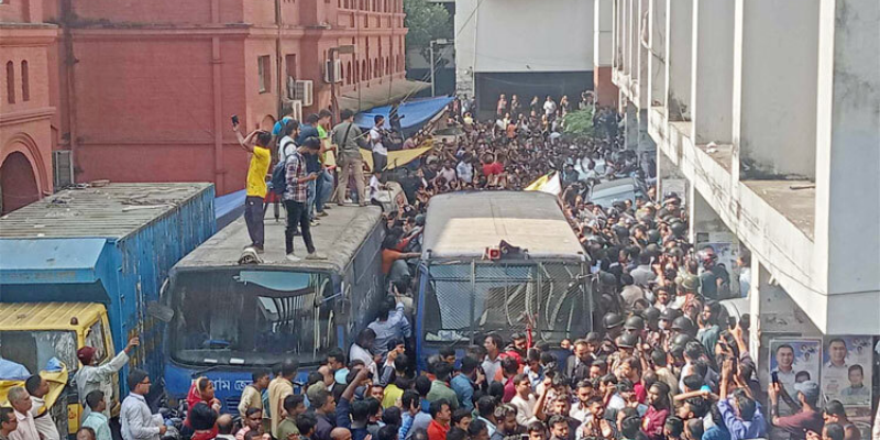 আদালতের রায় অবজ্ঞা , আটকে দিলো চিন্ময় কৃষ্ণের প্রিজন ভ্যান