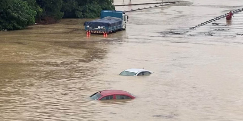 বাস্তুচ্যুত ১ লাখ ২২ হাজার মানুষ ভয়াবহ বন্যা মালয়েশিয়ায়