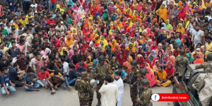 বকেয়া বেতনের দাবিতে শ্রমিকদের মহাসড়ক অবরোধ।