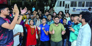 আওয়ামী সিন্ডিকেট ভেঙে দেওয়ার দাবিতে ঢাবি শিক্ষার্থীদের বিক্ষোভ