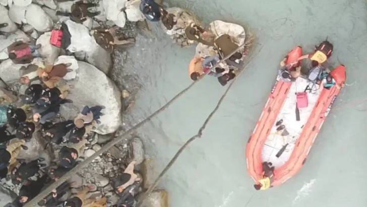 বরযাত্রীর গাড়ি নদীতে পড়ে বর-কনেসহ নিহত ২৬