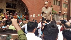 আহত ছাত্র-জনতাকে দেখতে গিয়ে তোপের মুখে স্বাস্থ্য উপদেষ্টা