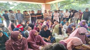 জাবিতে ছাত্রীর মৃত্যুর বিচারের দাবিতে রেজিস্ট্রার ভবনে তালা