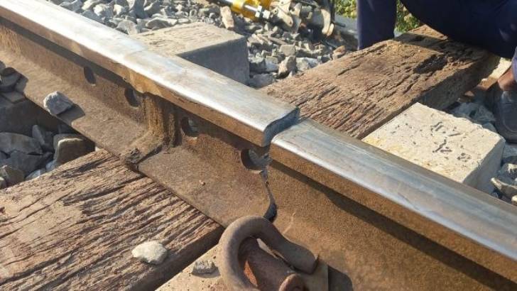 নাটোরে হঠাৎ রেল লাইনে ফাঁটল