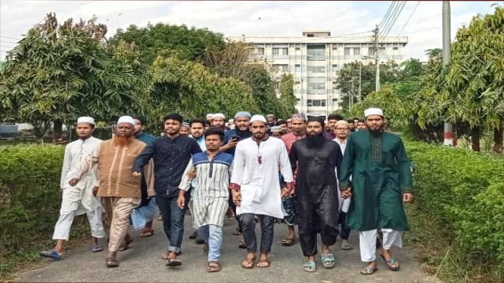 ইসকন নিষিদ্ধের দাবিতে যবিপ্রবির ঝিনাইদহ ক্যাম্পাসে বিক্ষোভ