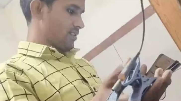 ডাক্তার না থাকায় ইউটিউব দেখে রোগীর ইসিজি