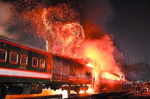 বারাণসীতে রেলস্টেশনে আগুন, ২ শতাধিক যানবাহন ছাই