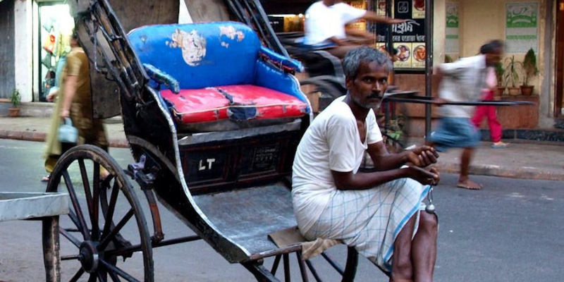বাংলাদেশি পর্যটকের অভাবে মানবেতর পরিস্থিতিতে কলকাতার রিকশাচালকরা