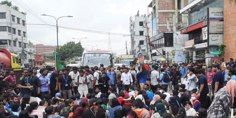 বনানীর সড়ক অবরোধ করলো প্রাইম এশিয়ার শিক্ষার্থীরা