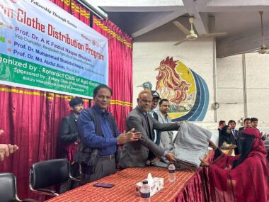 শীতার্তদের মাঝে বাকৃবি রোটার‍্যাক্ট ক্লাবের শীতবস্ত্র বিতরণ