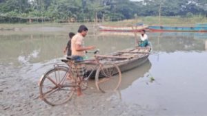 সেতু না থাকায় চরম ভোগান্তিতেঁ লক্ষাধিক মানুষ