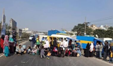 গাজী টায়ারসে অগ্নিকাণ্ডে নিখোঁজ স্বজনদের সড়ক অবরোধ