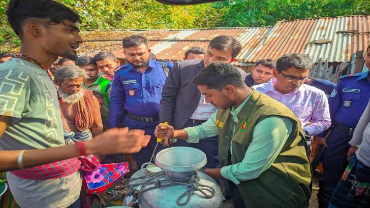 তালায় ভোক্তা অধিকারের অভিযানে এক দুধ ব্যবসায়ীকে জরিমানা