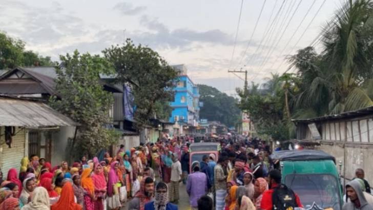 শ্রমের হাটে কাজের সন্ধানে শত শত নারী-পুরুষ শ্রমিক