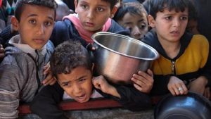 গাজায় এক টুকরো রুটির জন্য কাঁদছে শিশুরা
