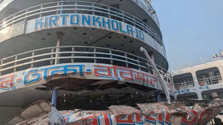 ঘন কুয়াশায় দুই লঞ্চের মুখোমুখি সংঘর্ষ