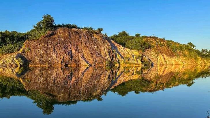 সাদামাটির নৈসর্গিক সৌন্দর্যে ভরা দুর্গাপুর