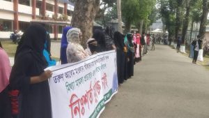 আমতলীতে মিথ্যা মামলা প্রত্যাহার দাবীতে মানববন্ধন