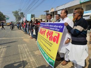 ধামইরহাটে দুর্নীতি  অভিযোগে ইউপি চেয়ারম্যানের বিরুদ্ধে মানববন্ধন