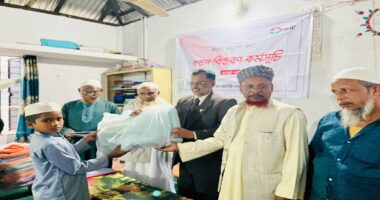 অস্বচ্ছলদের মাঝে কম্বল বিতরণ করলেন বাকৃবির সাবেক ভারপ্রাপ্ত উপাচার্য অধ্যাপক ড. আউয়াল