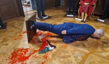 মেক্সিকো জাদুঘরে ভাঙা হলো যুদ্ধাপরাধী নেতানিয়াহুর ভাস্কর্য