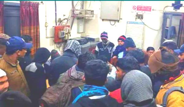 নাটোরে যাত্রাবিরতি শেষ না হতেই ট্রেন ছেড়ে গেল-ক্ষুদ্ধ যাত্রীদের হাতে অবরুদ্ধ স্টেশন মাস্টার