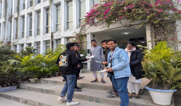 জুলাই অভ্যুত্থানের ঘোষণাপত্রের পক্ষে  লিফলেট বিতরণ 