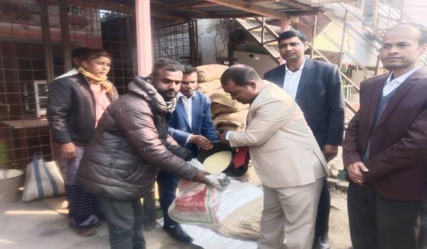 ধামইরহাটে ওএমএসের চাল বিক্রয় উদ্বোধন করলেন ইউএনও মোস্তাফিজুর রহমান