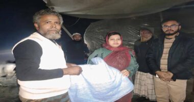 ভূঞাপুরে রাতের আঁধারে ঘুরে ঘুরে ইউএনও’র কম্বল বিতরণ