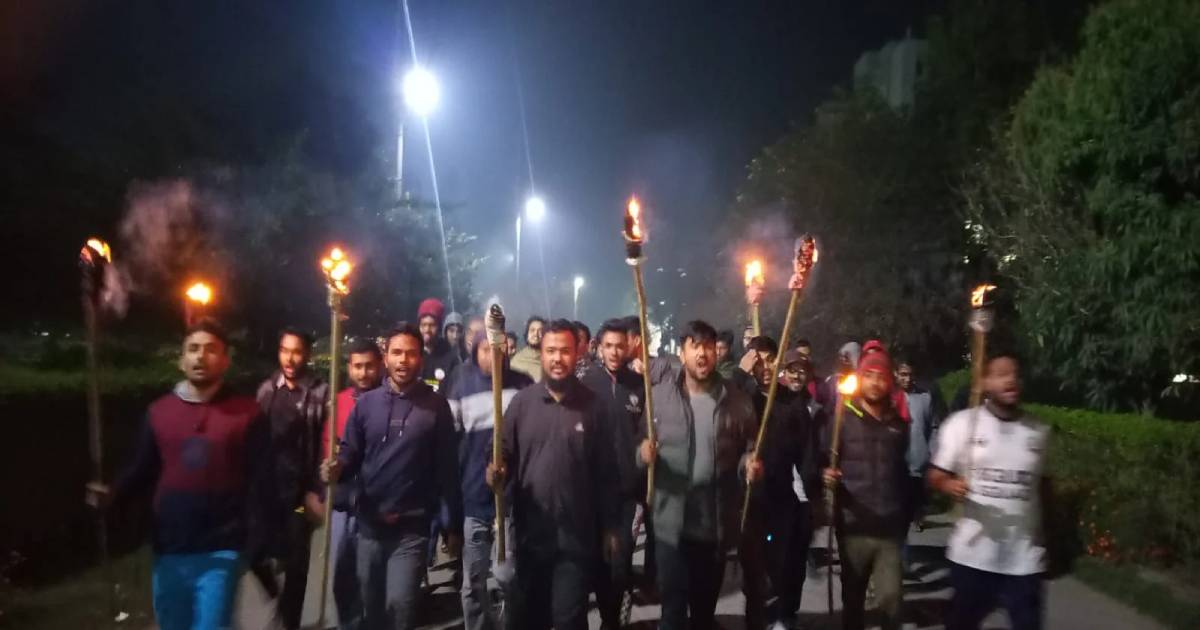 নিষিদ্ধ ছাত্রলীগের কর্মসূচির প্রতিবাদে যবিপ্রবিতে মশাল হাতে বিক্ষোভ