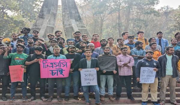 পোষ্য কোটা বাতিলসহ ৯ দফা দাবিতে চবি শিক্ষার্থীদের অবস্থান কর্মসূচি