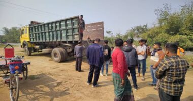 রাস্তার পাশেই পড়েছিল মগজ আর ছোপ ছোপ রক্তের দাগ