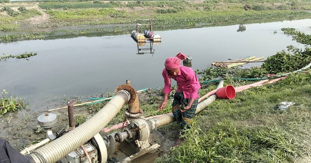 মুন্সীগঞ্জে নদীতে ড্রেজার বসিয়ে চলছে মাটি হরিলুট, ব্যবস্থা নিচ্ছেনা প্রশাসন