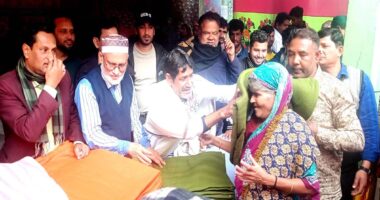 পোড়াবাড়ীতে শীতার্তদের মাঝে ফরহাদ ইকবালের শীত বস্ত্র বিতরণ