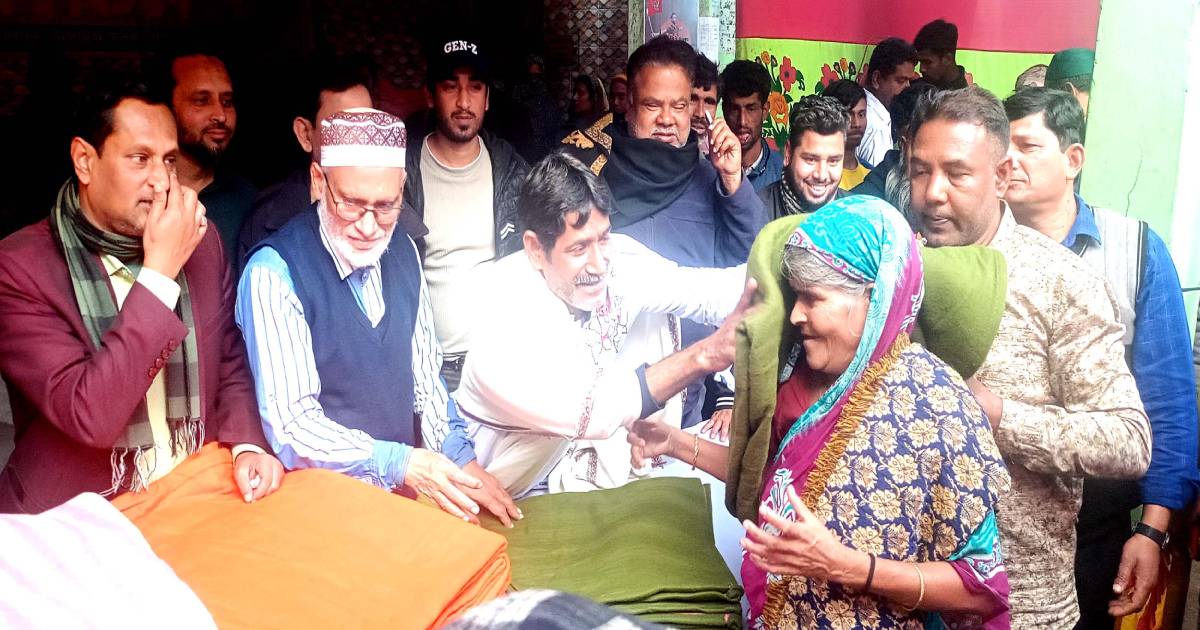 পোড়াবাড়ীতে শীতার্তদের মাঝে ফরহাদ ইকবালের শীত বস্ত্র বিতরণ