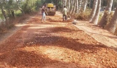আমতলীতে নিম্নমানের নির্মাণ সামগ্রী দিয়ে সড়ক নির্মাণ