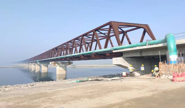 যমুনা রেল সেতু দিয়ে পরীক্ষামূলক চলেছে ট্রেন
