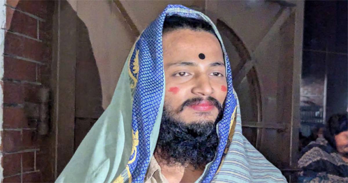 জাবিতে ছাত্রী হলের কক্ষ থেকে যুবক আটক