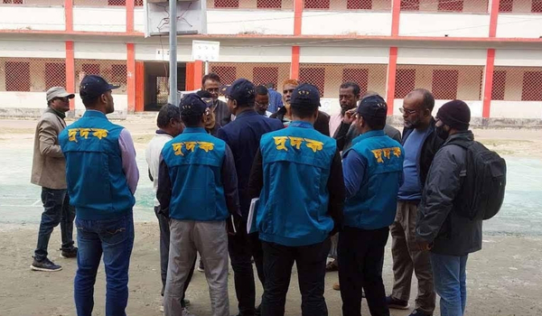 নেত্রকোনায় হারভেস্টার মেশিন এর অনিয়মের তদন্তে দুদকের অভিযান