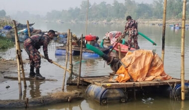 ফেনী নদীতে বালু উত্তোলনের সময় অবৈধ ২৬ মেশিন জব্দ 