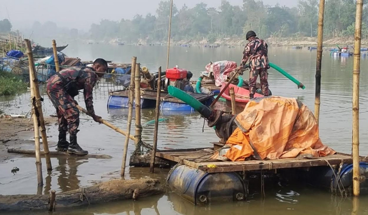 ফেনী নদীতে বালু উত্তোলনের সময় অবৈধ ২৬ মেশিন জব্দ 