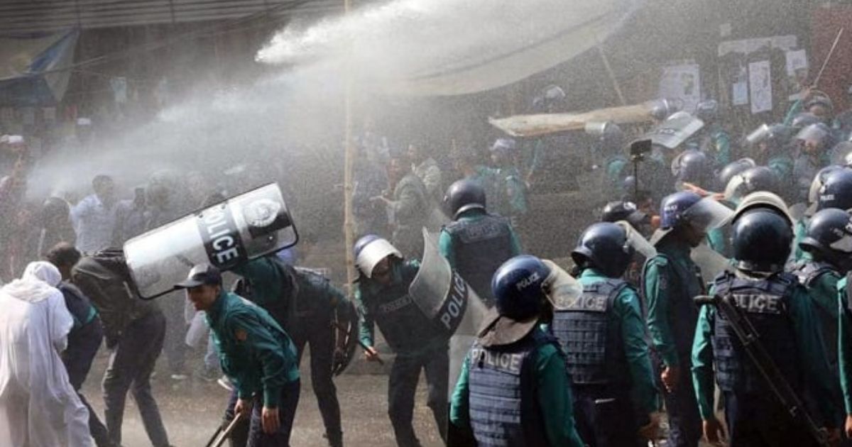 শাহবাগে শিক্ষকদের বিক্ষোভ সমাবেশে পুলিশের লাঠিপেটা, জলকামান