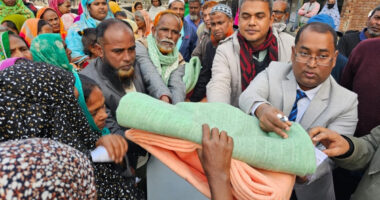 ধামইরহাটে  পৌরসভার উদ্যোগে শীতার্তদের মাঝে  কম্বল  বিতরণ