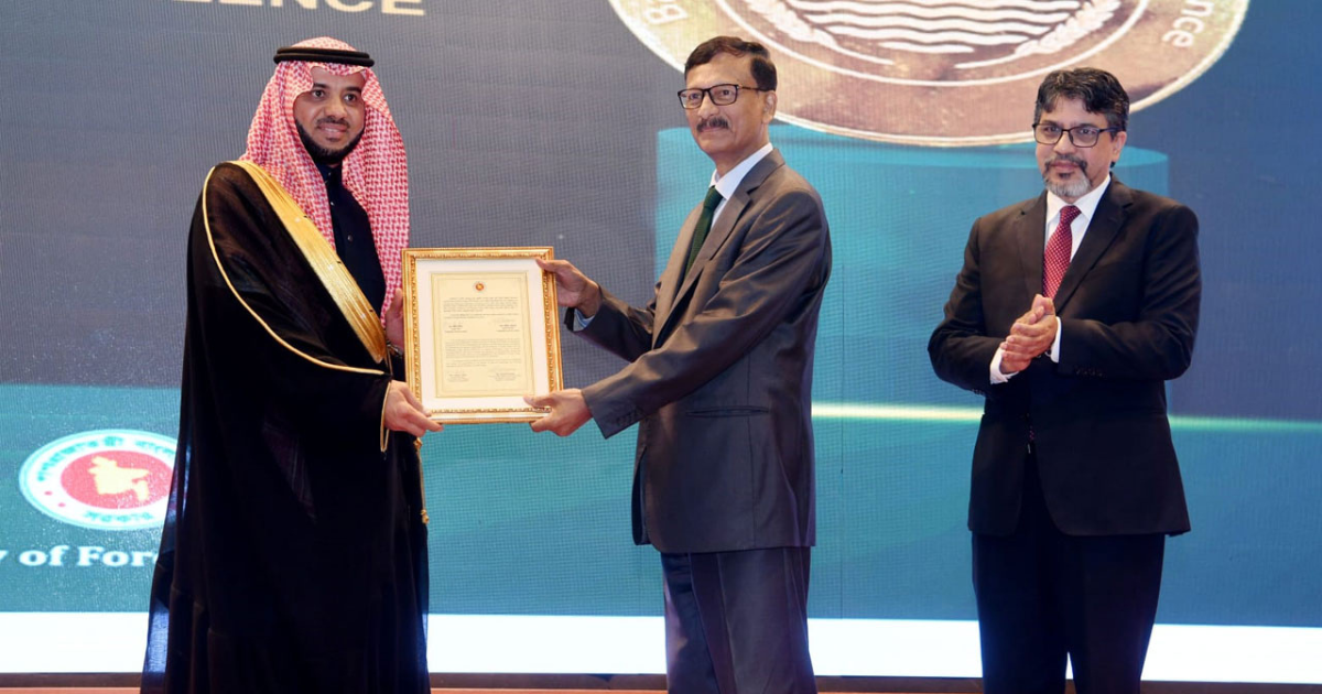 বাংলাদেশ মেডেল ফর ডিপ্লোমেটিক এক্সিলেন্স পেলেন সৌদির রাষ্ট্রদূত