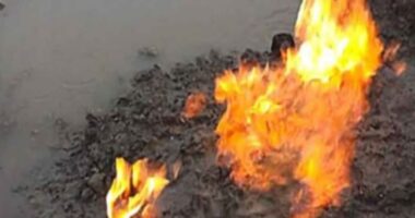 তালায় ধান ক্ষেতে গভীর নলকূপের পাইপ থেকে উঠছে গ্যাস